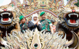 Gubernur Khofifah Lepas Karnaval Budaya di Alun-Alun Bangkalan, Ini Harapannya