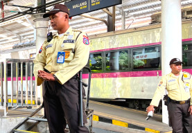 KAI Daop 8 Kecam Keras Aksi Pemotor Nekat Melintasi Rel di Surabaya