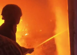 Armada Damkar Terdekat Mogok, Gudang Plastik di Jember Ludes Terbakar