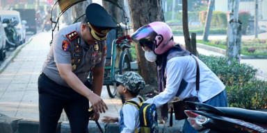 Kapolres Gresik Turun Langsung Pastikan Lalu Lintas Hari Pertama Sekolah Lancar