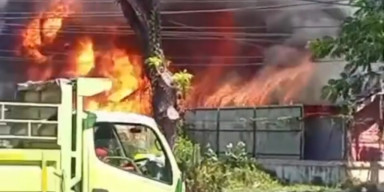 Kebakaran Hanguskan Toko Ban dan Pracangan di Jalur Pantura Paiton Probolinggo