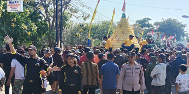 Kirab Budaya Toyoresmi Kediri, Warga Arak 10 Gunungan Hasil Bumi hingga Tahu Kuning