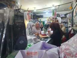 Jelang Tahun Ajaran Baru, Toko Seragam di Tulungagung Mulai Ramai Pembeli