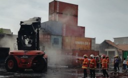 Dua Kontainer Berisi Barang Ratusan Juta Rupiah Hangus Terbakar