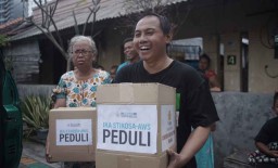 IKA Stikosa AWS dan GUSDURian Peduli Salurkan Ratusan Paket Sembako