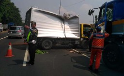 Sopir Ngerem Mendadak, Truk Boks Terguling di Jalan Tol
