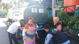 3 Hari PDAM Tak Netes, ACT Salurkan Air ke Masjid Al Falah Surabaya
