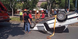 Mobil Dikemudikan Pelajar Terbalik di Surabaya