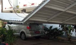 Kanopi Kantor Kecamatan di Banyuwangi Runtuh Timpa Mobil Dinas