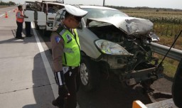 Sopir Diduga Ngantuk, Innova Ringsek Tabrak Pikap Bermuatan Sapi