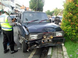Rem Blong, Bus Pemprov Jatim Seruduk Tiga Mobil