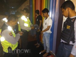 Bubarkan Pesta Miras, Polisi Amankan 30 Botol Arak Tutup Merah