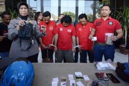 Jambret yang Koleksi Ratusan Memori Card HP Pantau Polisi dengan CCTV 