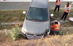 Ban Meletus, Mobil Innova Nyungsep ke Parit di Tol Sumo
