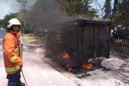 Mobil Boks Bermuatan Solar Terbakar