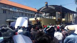 Blokade Mapolrestabes, Massa Tuntut Selesaikan Hoax Ratna Sarumpaet