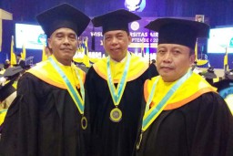 Delapan Wartawan Jawa Timur Wisuda S2 Unair