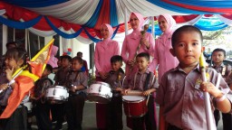 Video: Kedekatan Istri Kapolda Jatim dengan Anak-anak