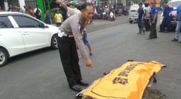 Pengendara Motor di Surabaya ini Tewas Usai Menabrak Pantat Mobil