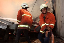 Foto: Perjuangan Petugas Damkar Taklukan Api Pembakar Pabrik Kayu di Gresik