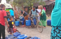 ACT Jatim Kirim Ribuan Liter Air Bersih ke Terongbangi Gresik