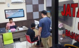 Tiba di Polda Jatim, AJ Pelaku Mutilasi Penari Tertunduk Lesu