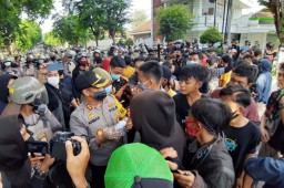 Suasana Usai Kericuhan Demo di Kota Pasuruan ini Bikin Haru