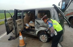 Mobil Suzuki APV Tabrak Honda BRV di Tol Nganjuk, Bocah 10 Tahun Tewas