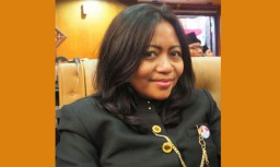 Dikabarkan Duet dengan Eri Cahyadi, Agatha Membantah