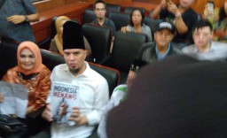 Sidang Ketiga di Surabaya, Ahmad Dhani Pakai Serban Pemberian Gus Dur