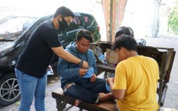Melihat Aksi Komunitas Entrepreneur Millenial Surabaya Bagikan Masker