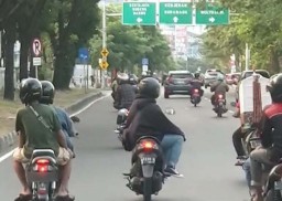 Akrobat saat Berkendara di Jalanan Surabaya, Dua Pemotor ini Diburu Polisi