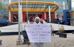 Relawan Covid-19 di Pasuruan Gelar Aksi Tunggal Sindir Warga Bandel