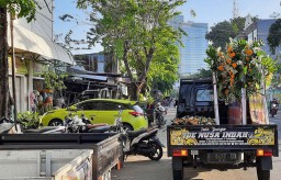 Saat Pesanan Karangan Bunga Duka di Surabaya Naik Tiga Kali Lipat