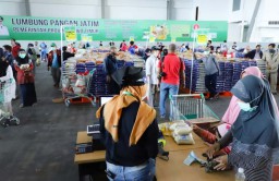 Lumbung Pangan Jatim Bagikan Paket Sembako Gratis untuk 75 Pembeli
