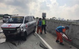 Mobil Ambulans Tabrak Daihatsu Xenia di Tol Sumo, Sopir Luka Berat