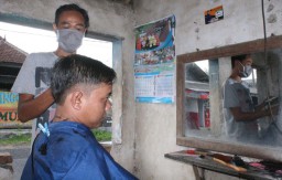 Di Tempat Amiri, Yatim Piatu dan Fakir Miskin Gratis Cukur Rambut