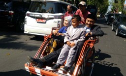 Anggota Dewan Kota Probolinggo ini Naik Becak ke Pelantikan
