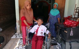 Fattan, Bocah Lumpuh asal Ponorogo yang Tetap Semangat Bersekolah