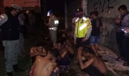 Gerombolan Anak Punk Pukuli Sopir Mobil Pikap di Ngawi
