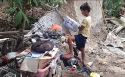 Sebuah Rumah di Blitar Hancur Tertimpa Pohon Besar Berusia 20 Tahun