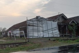 Belasan Rumah di Gresik Rusak Diterjang Angin Kencang