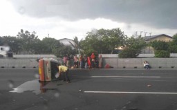 Angkot Bermuatan 5 Penumpang Terguling di Jalan Tol Tandes