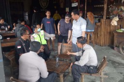 Polisi Pelototi Angkringan di Mojokerto Tempat Pelajar Putri Mabuk