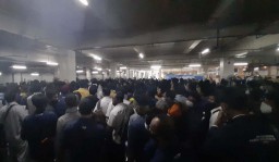Antrean Peserta Vaksinasi BUMN di Surabaya Membludak, Panitia Disebut Tak Siap