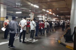 Sempat Membludak, Antrean Peserta Vaksinasi BUMN di Surabaya Akhirnya Tertib