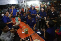 Ketika Caleg Artis Nasdem Jalan-jalan ke Taman Bungkul