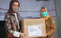Arzeti Bagikan 3600 Paket Sembako untuk Korban Banjir di Sidoarjo