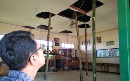 Atap Ruang Kelas di SDN 3 Balong Ponorogo ini Nyaris Ambrol