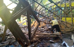 Atap Dua Ruang Kelas di SDN Dukuh Klopo Jombang Ambruk